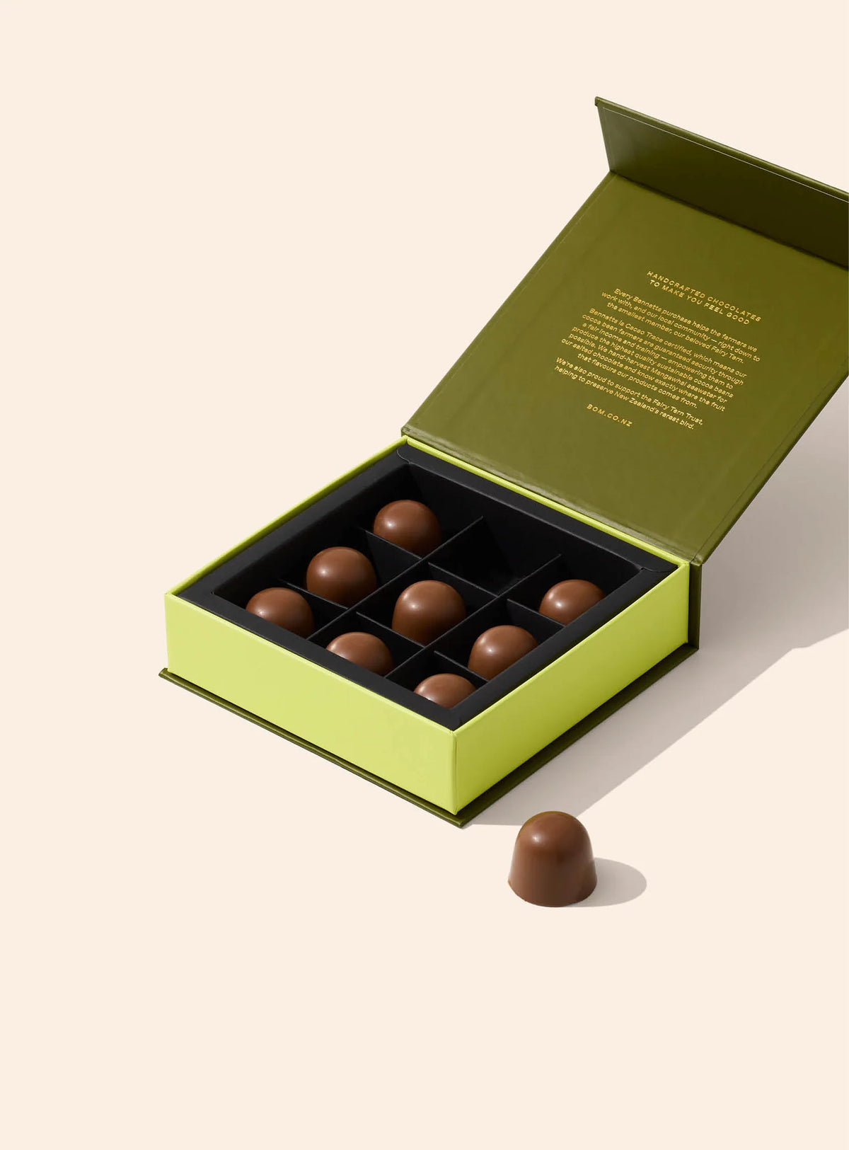 Bennetts of Mangawhai 9 Whole Roasted Hazelnut & Crispy Praline in Milk Chocolate
